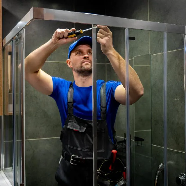 un homme pose une vitre